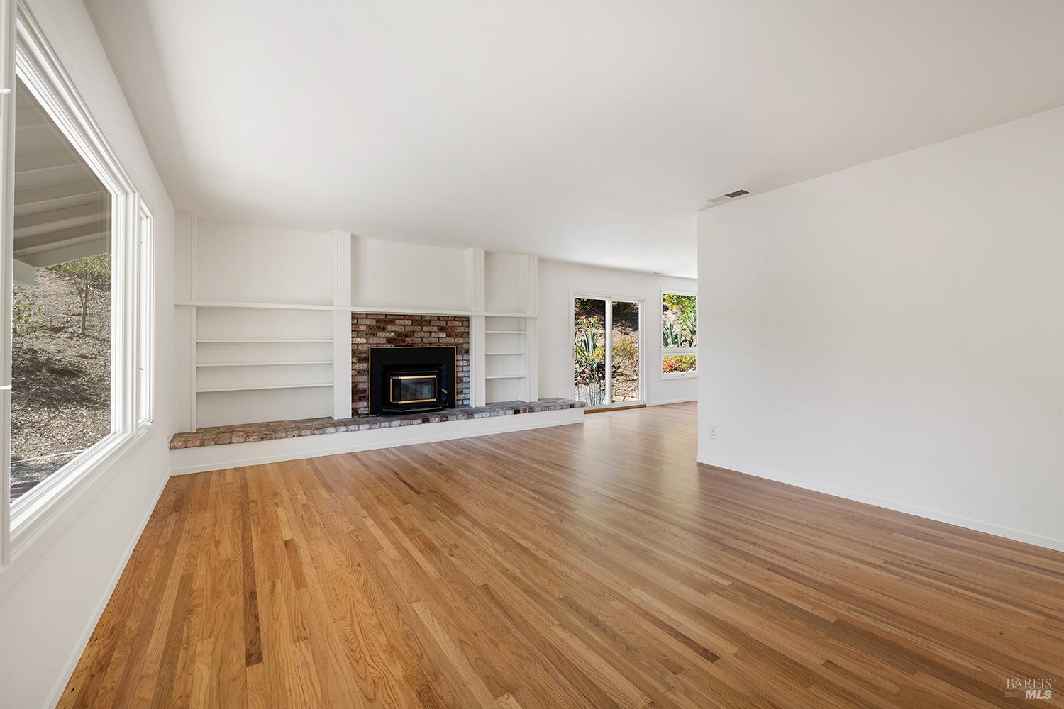 Detail Gallery Image 8 of 40 For 35 Salvador Way, San Rafael,  CA 94903 - 3 Beds | 3 Baths