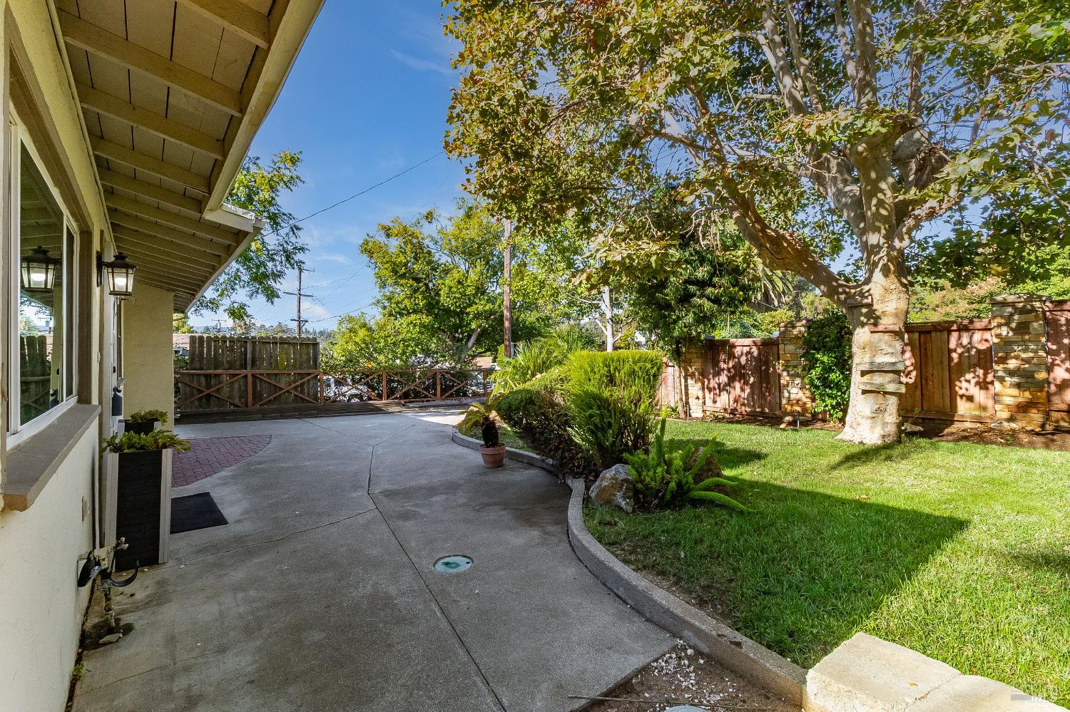Detail Gallery Image 11 of 63 For 30 Goree Ct, Martinez,  CA 94553 - 3 Beds | 2 Baths