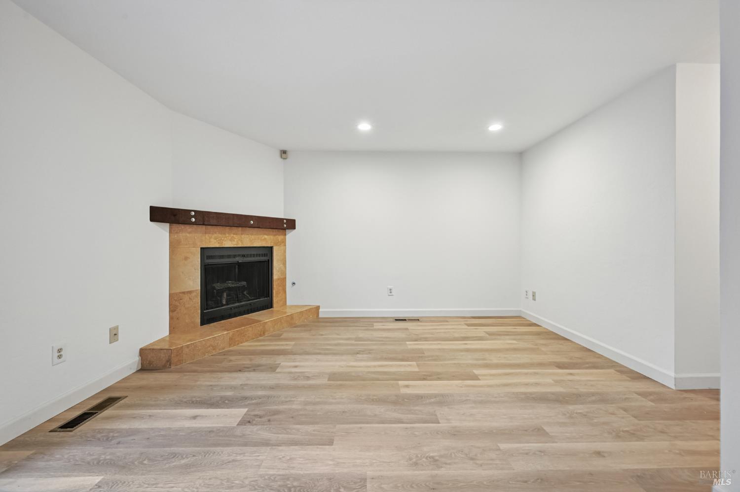 Detail Gallery Image 13 of 35 For 1240 North St, Santa Rosa,  CA 95404 - 2 Beds | 2 Baths