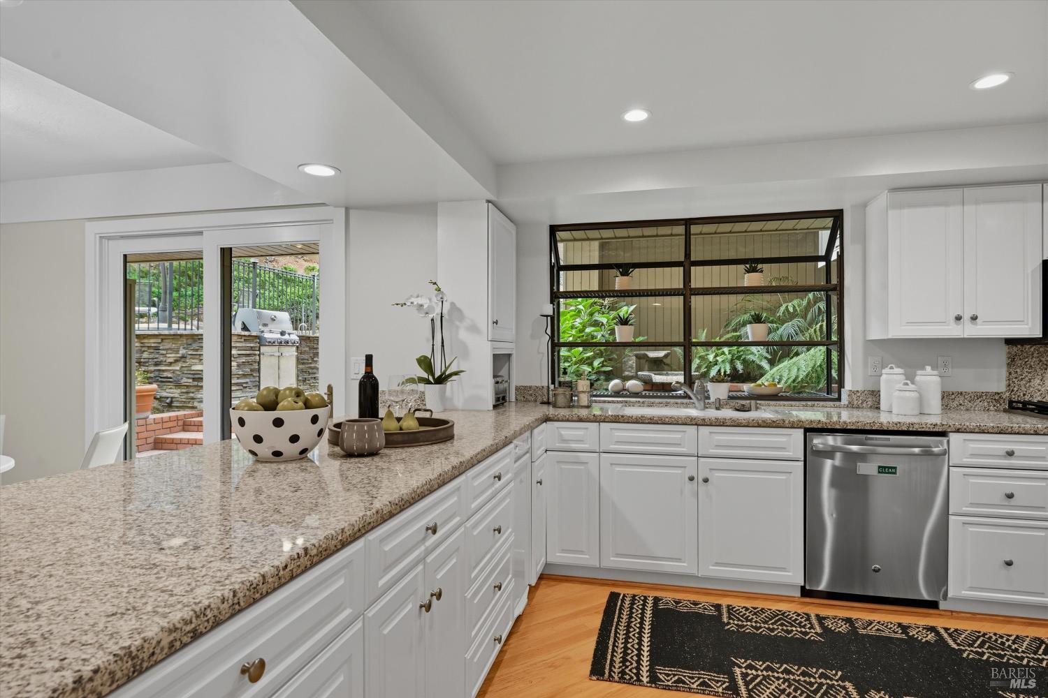 Detail Gallery Image 22 of 54 For 523 Westgate Dr, Napa,  CA 94558 - 3 Beds | 2/1 Baths