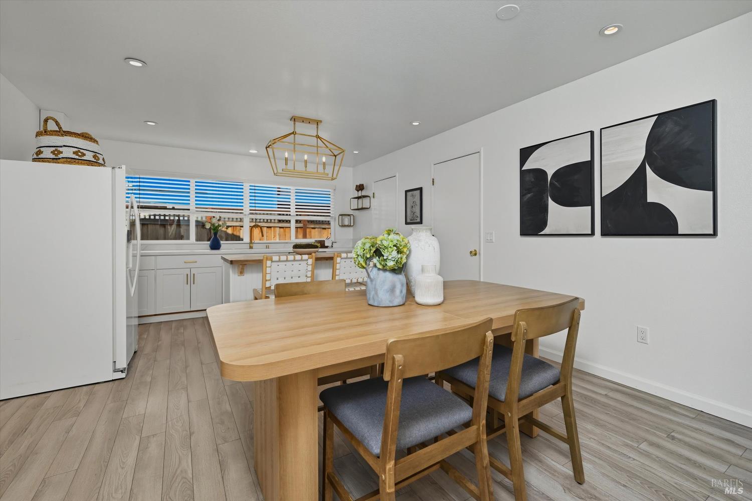 Detail Gallery Image 6 of 32 For 1140 Emily Ave, Rohnert Park,  CA 94928 - 3 Beds | 2 Baths