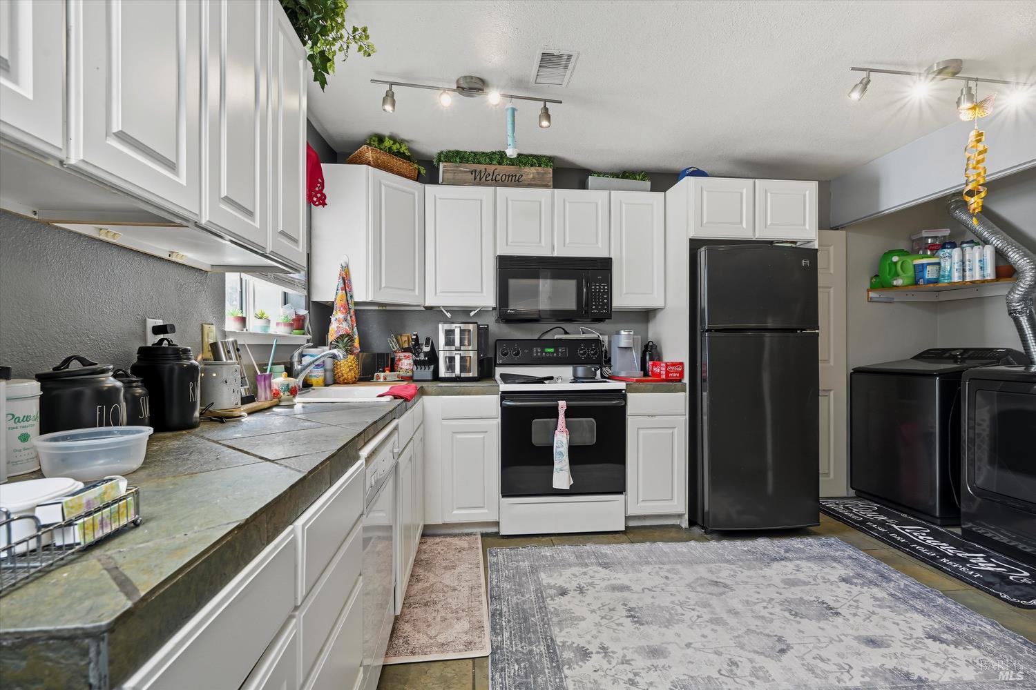 Detail Gallery Image 16 of 26 For 19300 Mountain Mdws, Hidden Valley Lake,  CA 95467 - 4 Beds | 2 Baths