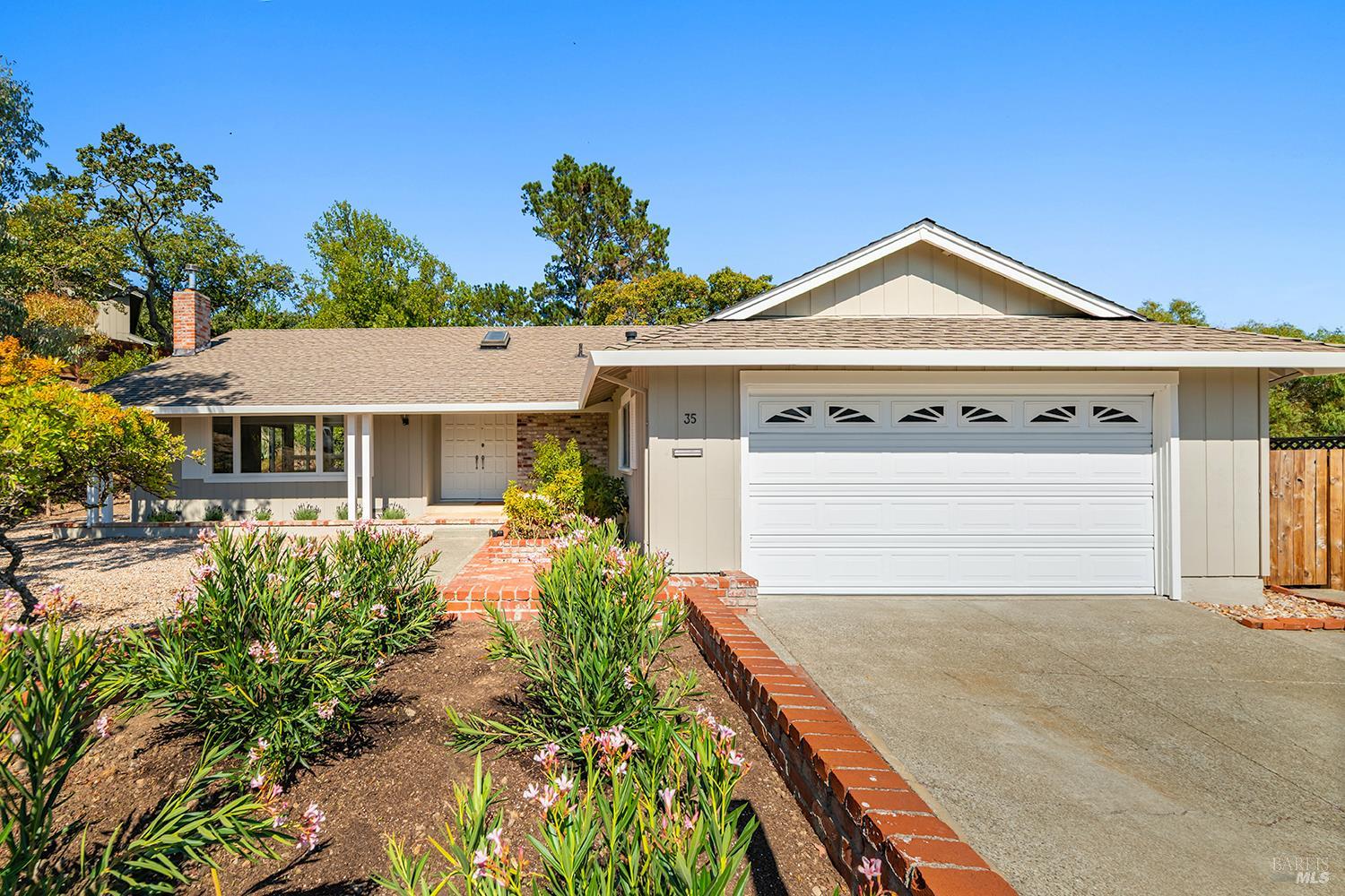 Detail Gallery Image 2 of 40 For 35 Salvador Way, San Rafael,  CA 94903 - 3 Beds | 3 Baths