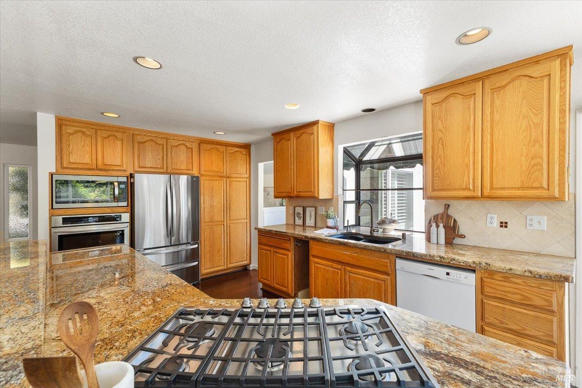 Detail Gallery Image 15 of 60 For 607 Scotland Dr, Santa Rosa,  CA 95409 - 3 Beds | 2/1 Baths