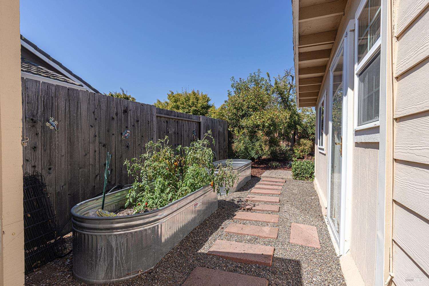 Detail Gallery Image 43 of 50 For 1627 Juliet Dr, Petaluma,  CA 94954 - 3 Beds | 2 Baths