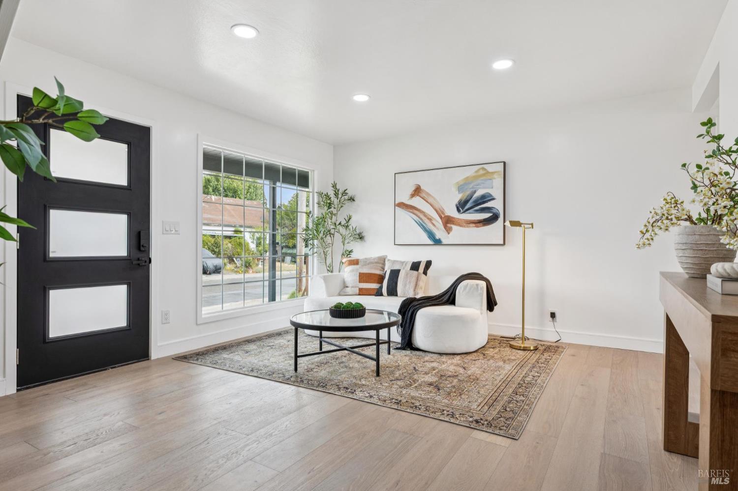 Detail Gallery Image 4 of 32 For 29 Alta Dr, Petaluma,  CA 94954 - 4 Beds | 2/1 Baths