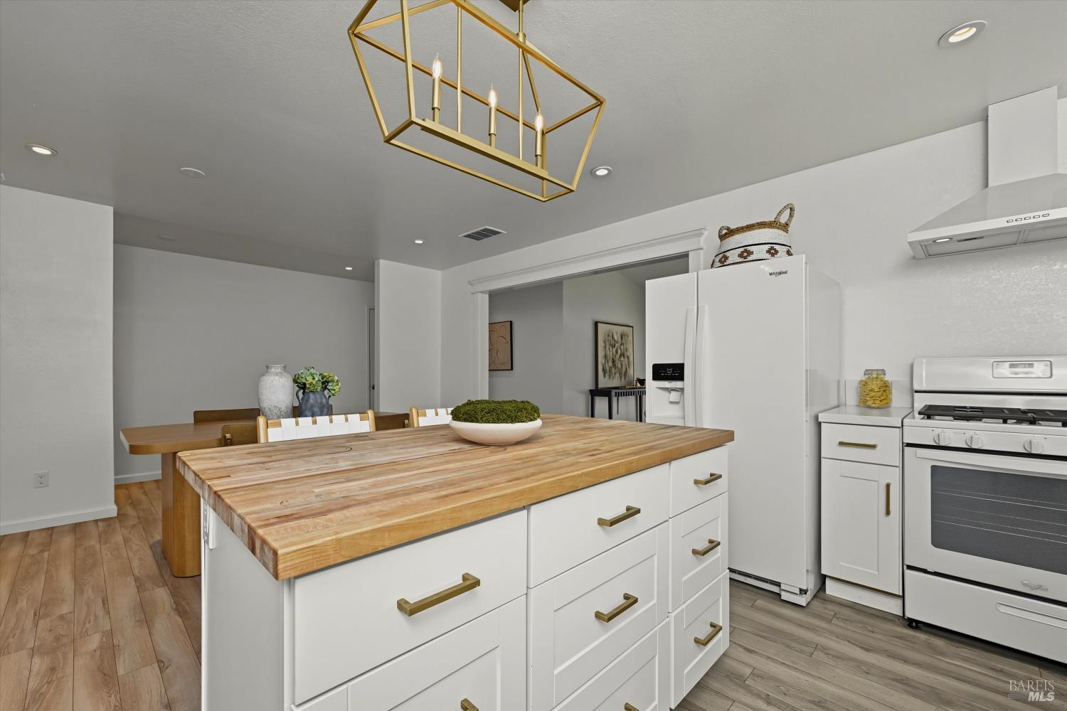 Detail Gallery Image 11 of 32 For 1140 Emily Ave, Rohnert Park,  CA 94928 - 3 Beds | 2 Baths