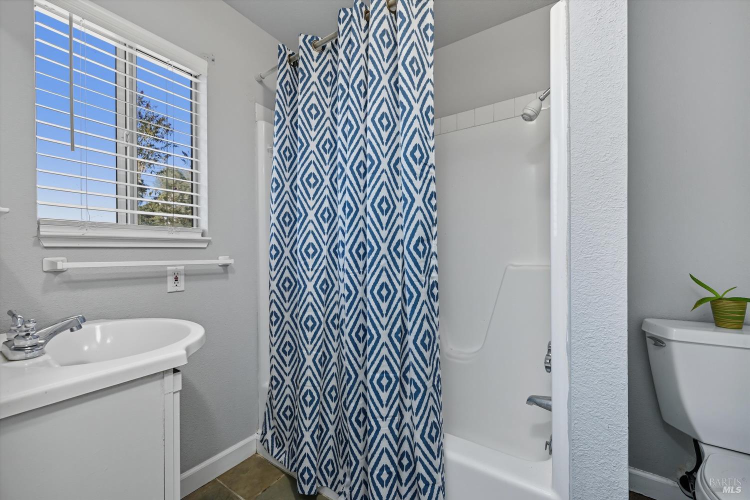 Detail Gallery Image 9 of 26 For 19300 Mountain Mdws, Hidden Valley Lake,  CA 95467 - 4 Beds | 2 Baths