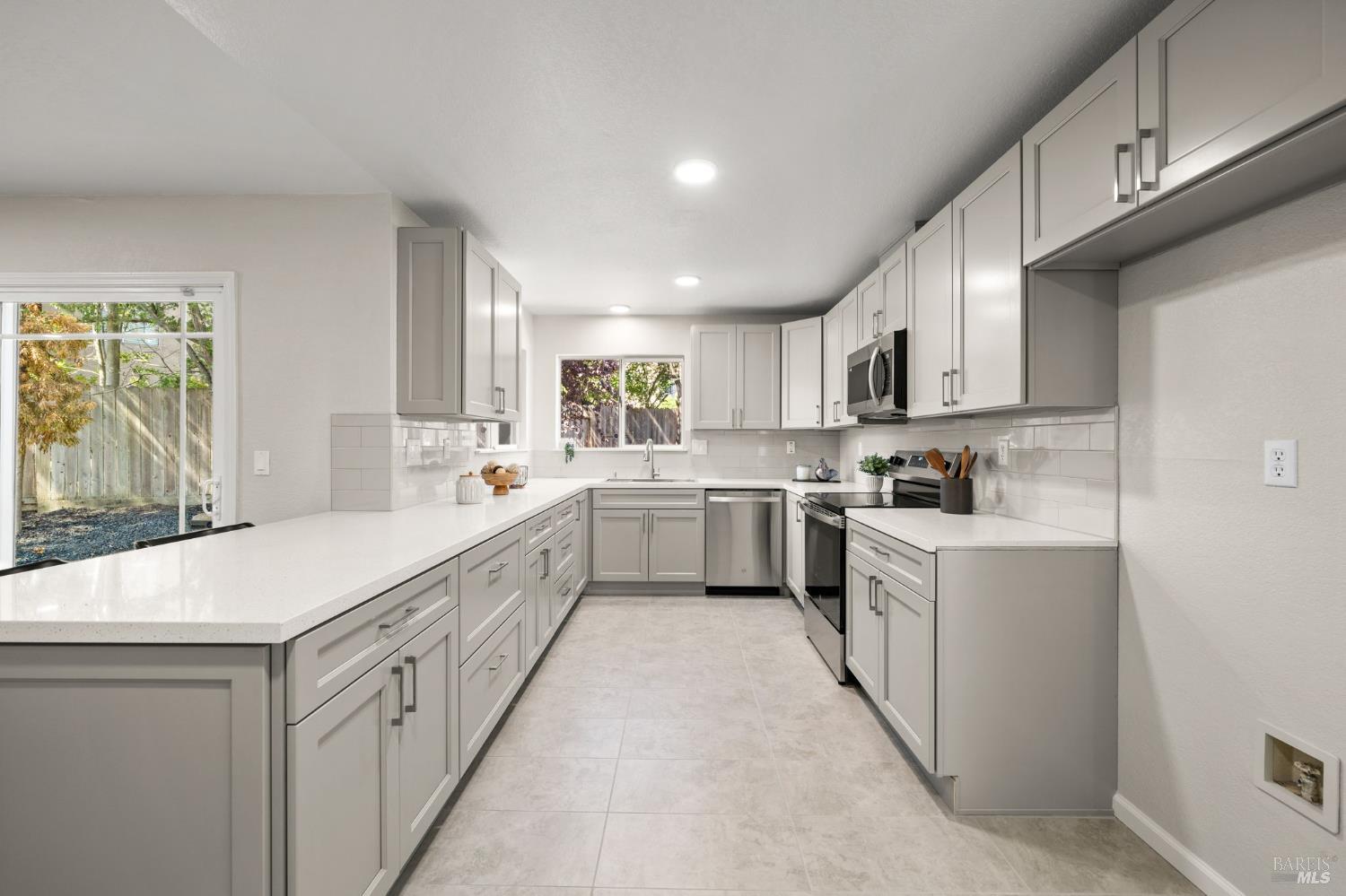 Detail Gallery Image 13 of 41 For 2921 Willow Ct, Fairfield,  CA 94533 - 3 Beds | 3 Baths