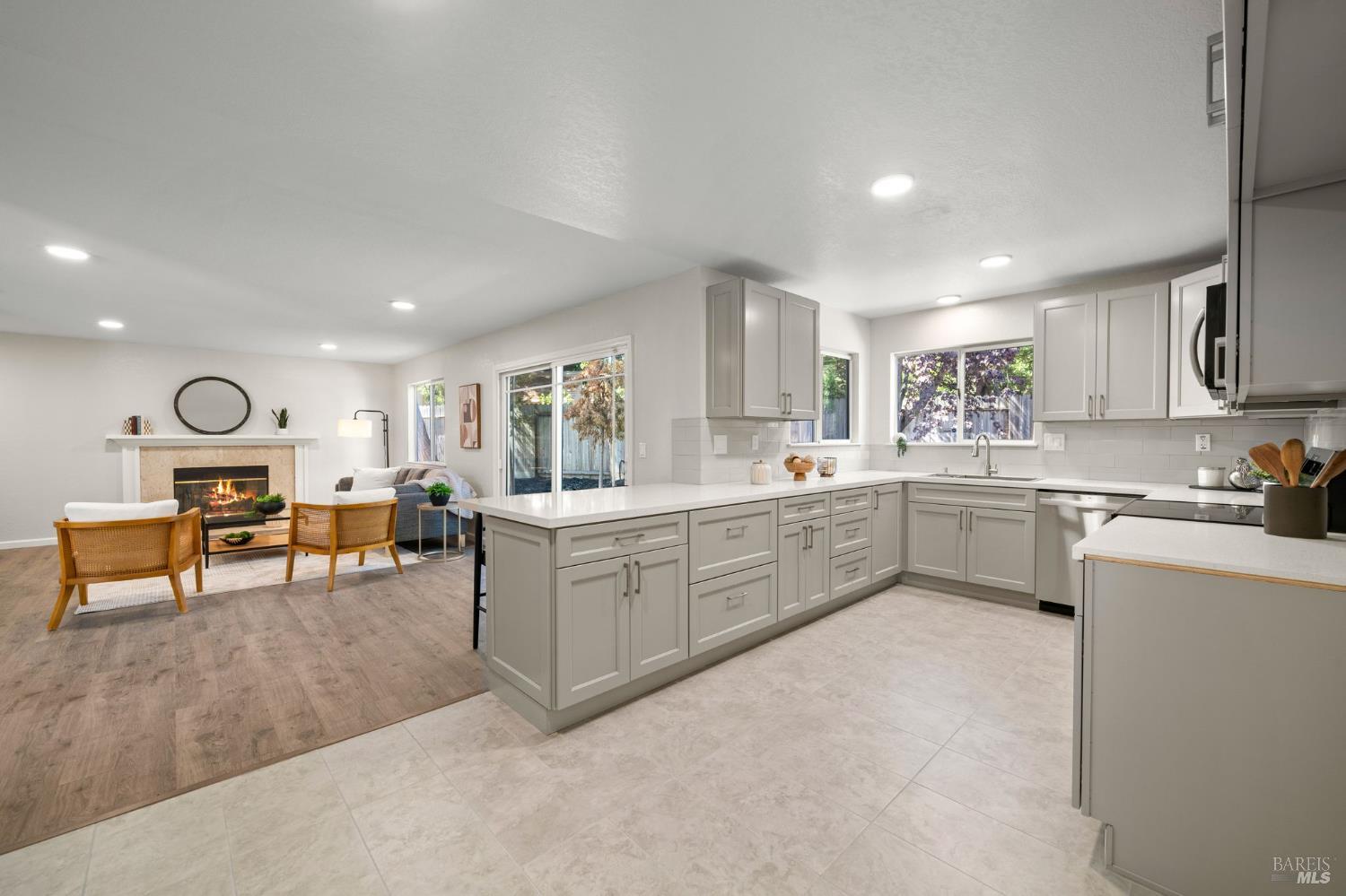 Detail Gallery Image 16 of 41 For 2921 Willow Ct, Fairfield,  CA 94533 - 3 Beds | 3 Baths