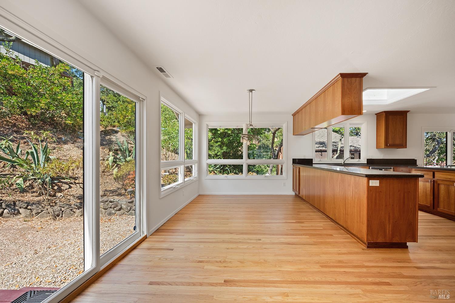 Detail Gallery Image 11 of 40 For 35 Salvador Way, San Rafael,  CA 94903 - 3 Beds | 3 Baths