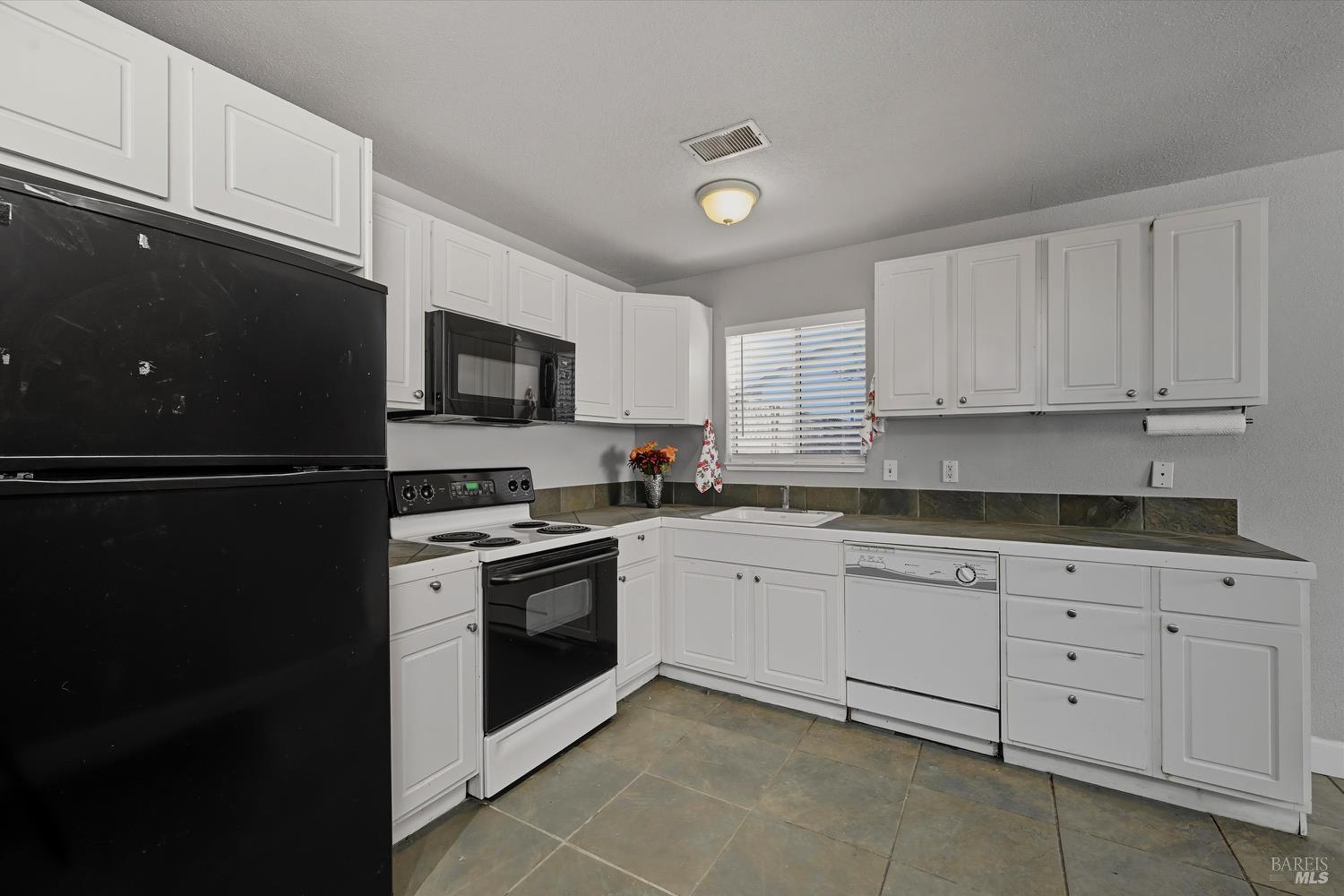Detail Gallery Image 8 of 26 For 19300 Mountain Mdws, Hidden Valley Lake,  CA 95467 - 4 Beds | 2 Baths