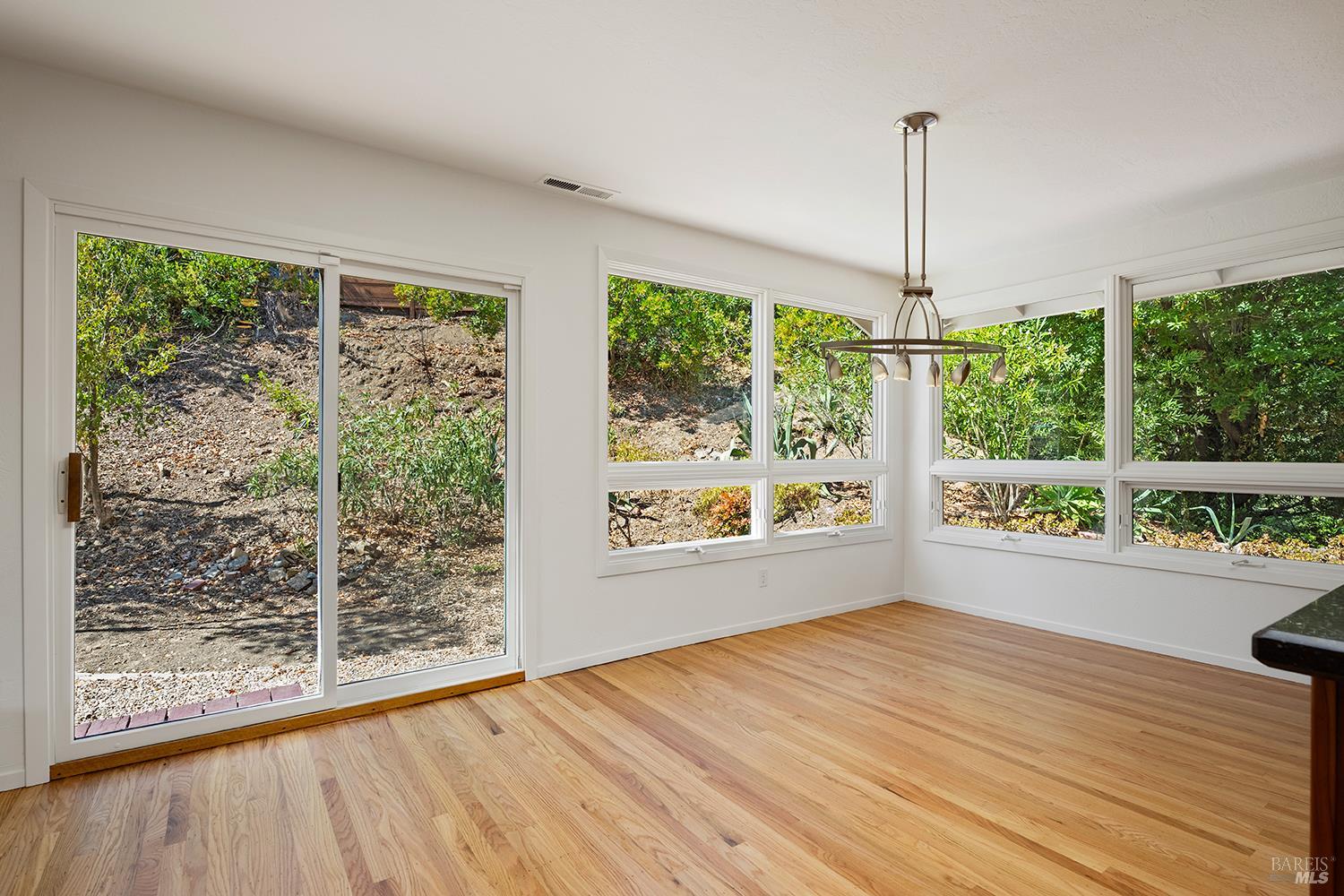 Detail Gallery Image 13 of 40 For 35 Salvador Way, San Rafael,  CA 94903 - 3 Beds | 3 Baths