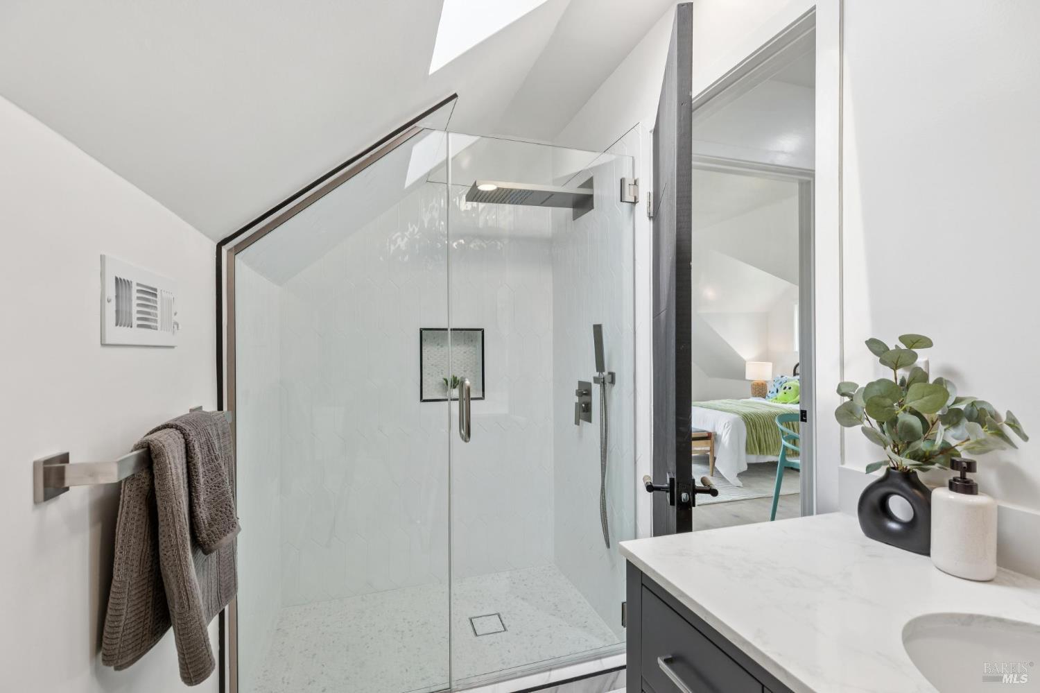 Detail Gallery Image 26 of 32 For 29 Alta Dr, Petaluma,  CA 94954 - 4 Beds | 2/1 Baths
