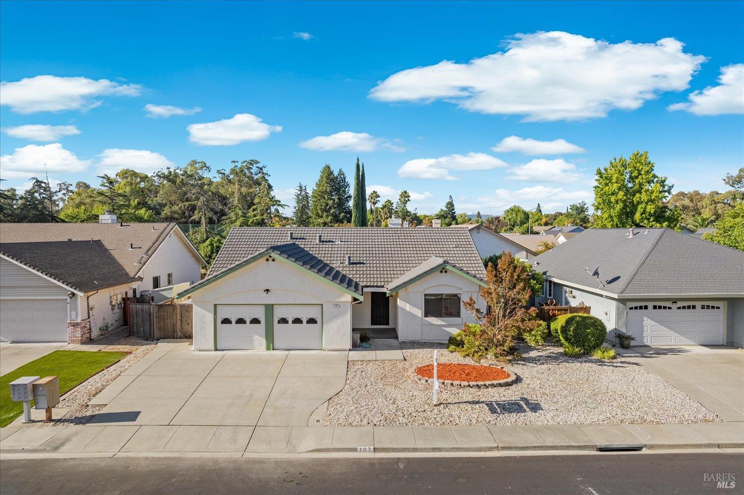 Detail Gallery Image 2 of 49 For 107 Inyo Ct, Vacaville,  CA 95687 - 3 Beds | 2 Baths