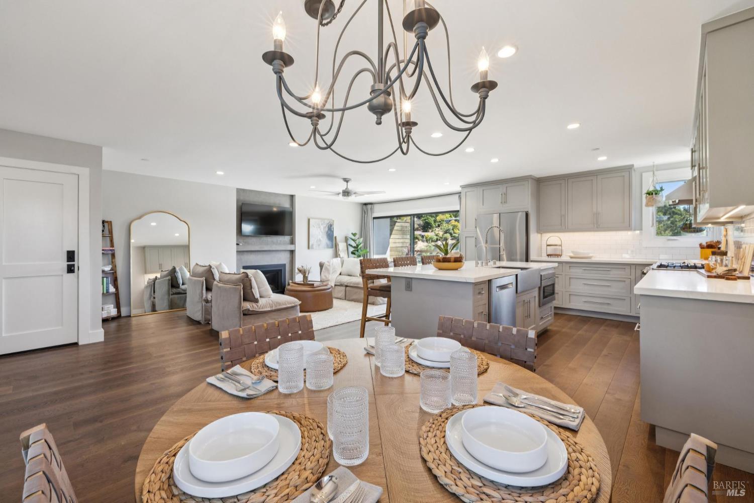 Detail Gallery Image 20 of 91 For 34 Broadview Dr, San Rafael,  CA 94901 - 4 Beds | 4 Baths