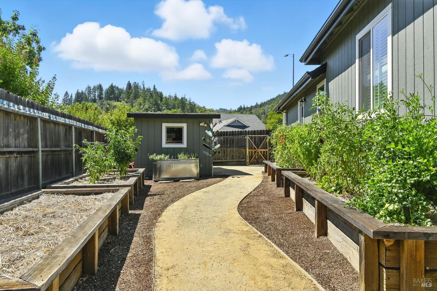 Detail Gallery Image 25 of 32 For 462 Riesling St, Cloverdale,  CA 95425 - 3 Beds | 2 Baths