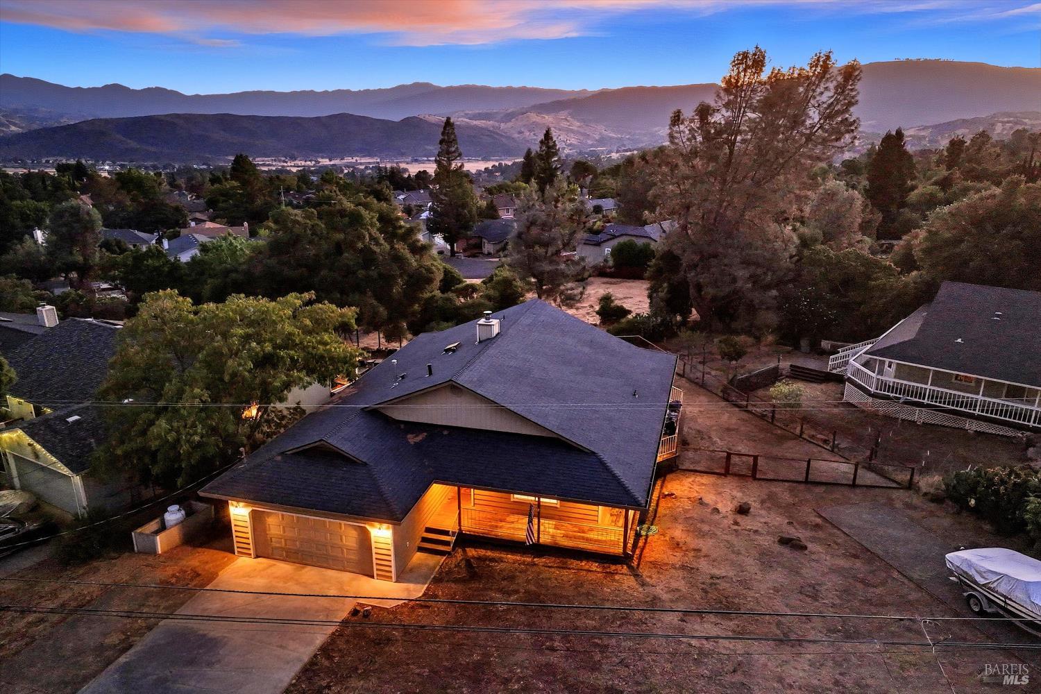 Detail Gallery Image 3 of 42 For 19231 Ravenhill Rd, Hidden Valley Lake,  CA 95467 - 3 Beds | 2 Baths