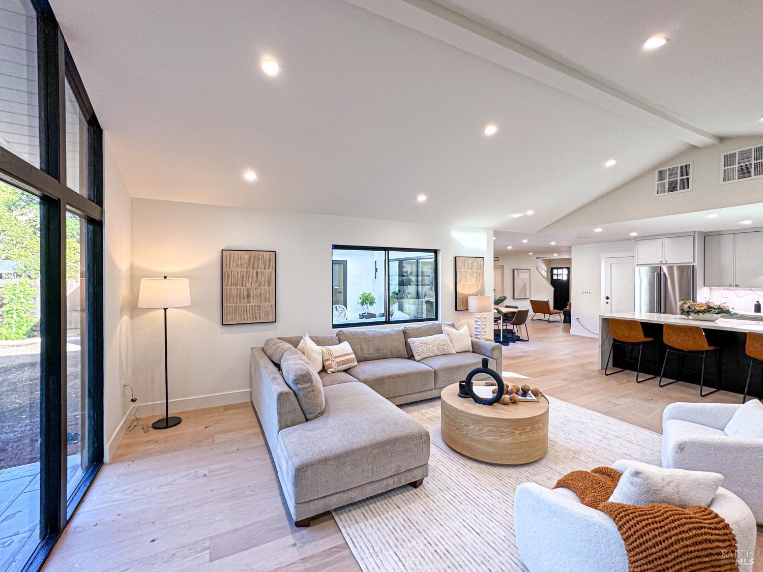 Detail Gallery Image 14 of 41 For 284 Blackstone Dr, San Rafael,  CA 94903 - 4 Beds | 3 Baths