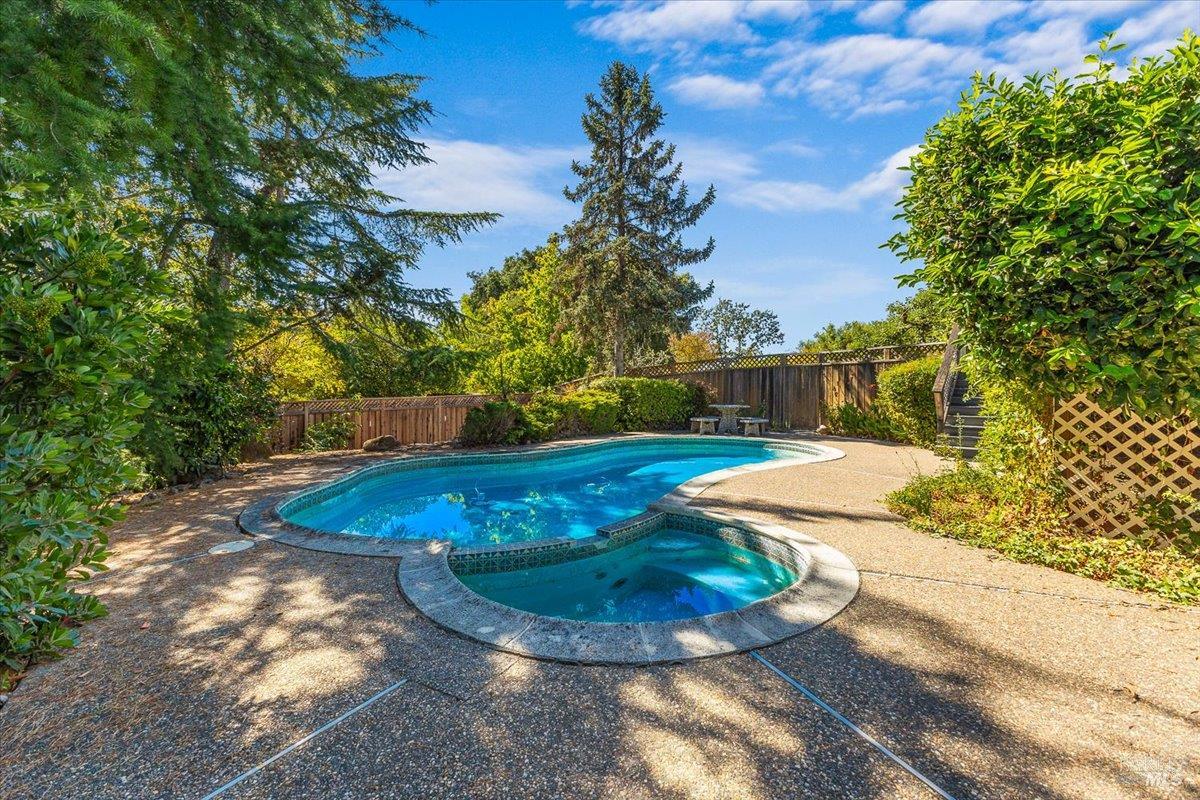 Detail Gallery Image 4 of 60 For 607 Scotland Dr, Santa Rosa,  CA 95409 - 3 Beds | 2/1 Baths