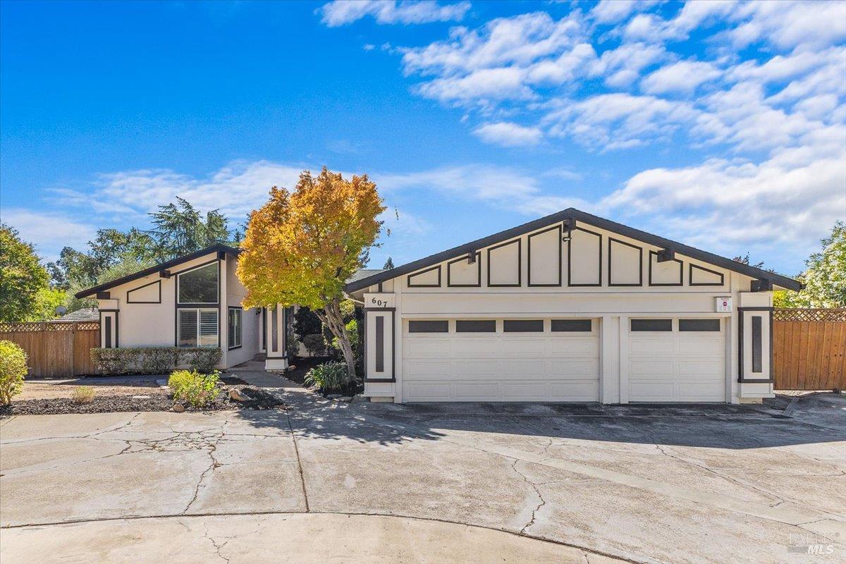 Detail Gallery Image 3 of 60 For 607 Scotland Dr, Santa Rosa,  CA 95409 - 3 Beds | 2/1 Baths