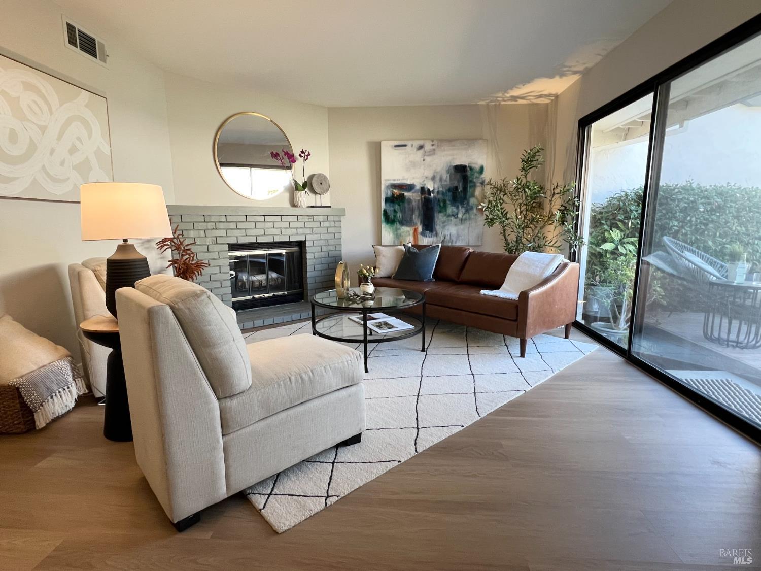 Detail Gallery Image 5 of 37 For 9 Village Ct, San Rafael,  CA 94903 - 3 Beds | 2/1 Baths