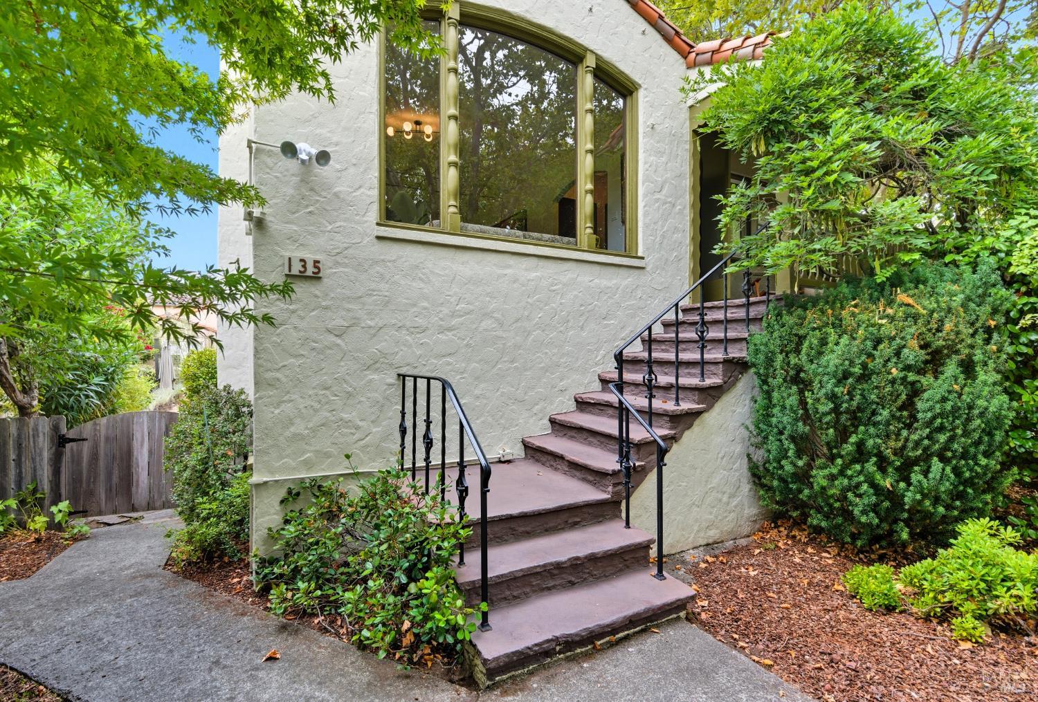 Detail Gallery Image 3 of 21 For 135 H St, San Rafael,  CA 94901 - 3 Beds | 2 Baths