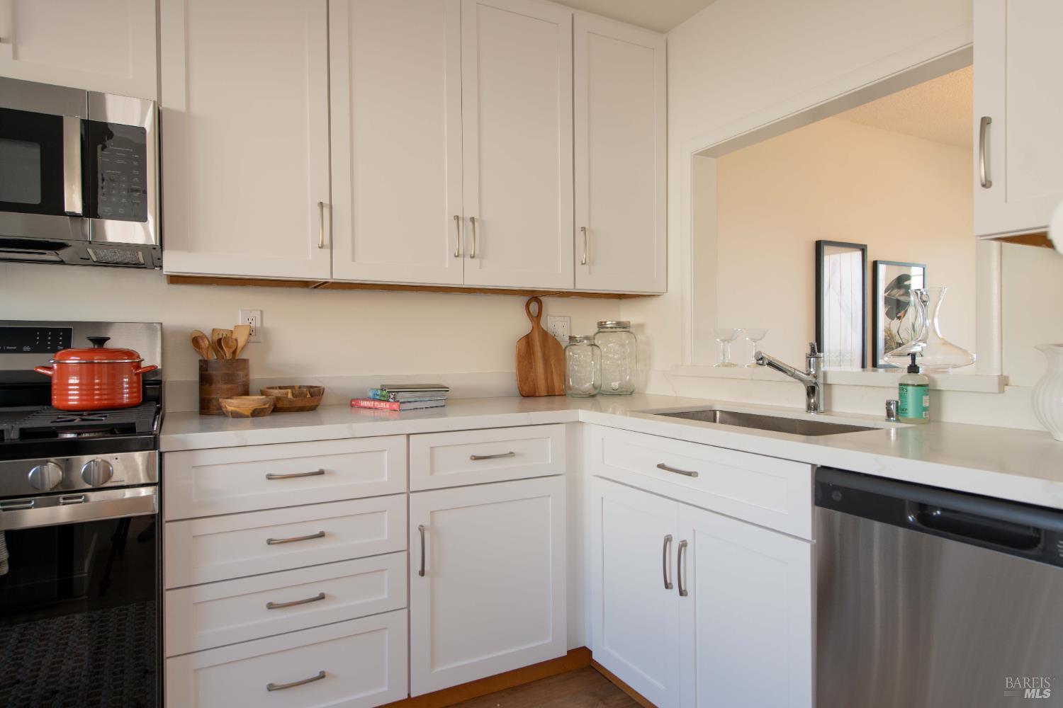 Detail Gallery Image 18 of 34 For 125 Sylvia Way, San Rafael,  CA 94903 - 3 Beds | 2/1 Baths