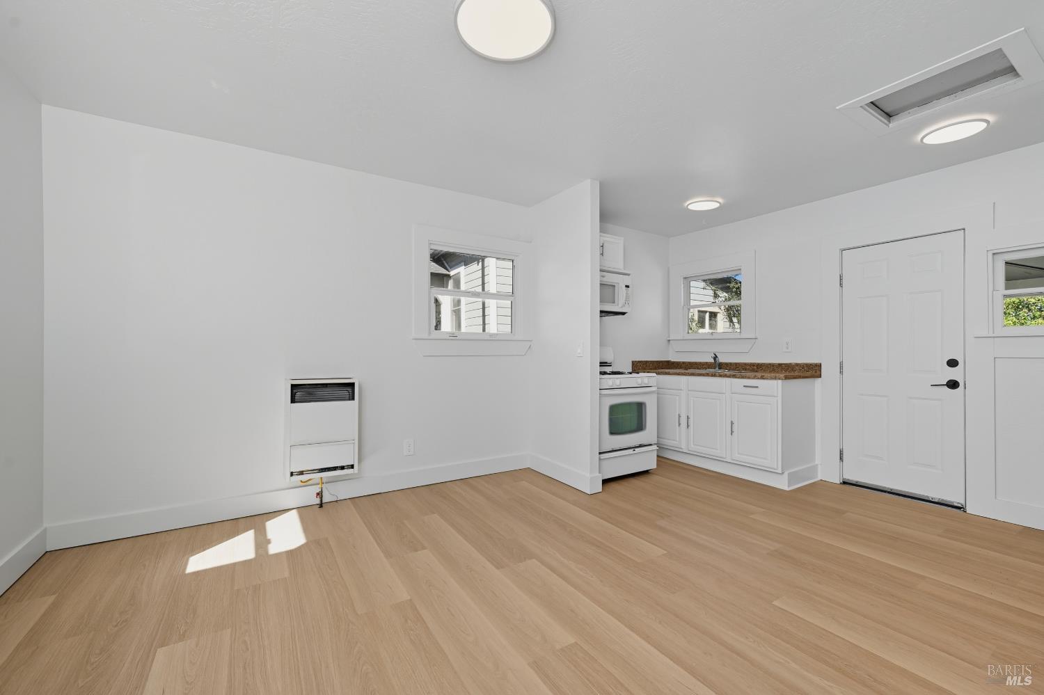 Detail Gallery Image 7 of 25 For 223 Decker St, Santa Rosa,  CA 95401 - 2 Beds | 2 Baths