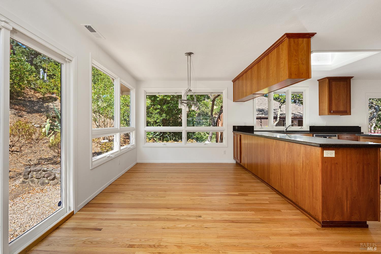 Detail Gallery Image 12 of 40 For 35 Salvador Way, San Rafael,  CA 94903 - 3 Beds | 3 Baths