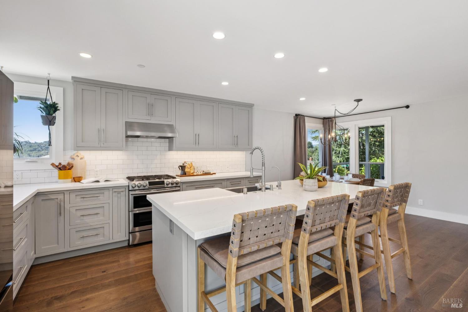 Detail Gallery Image 16 of 91 For 34 Broadview Dr, San Rafael,  CA 94901 - 4 Beds | 4 Baths
