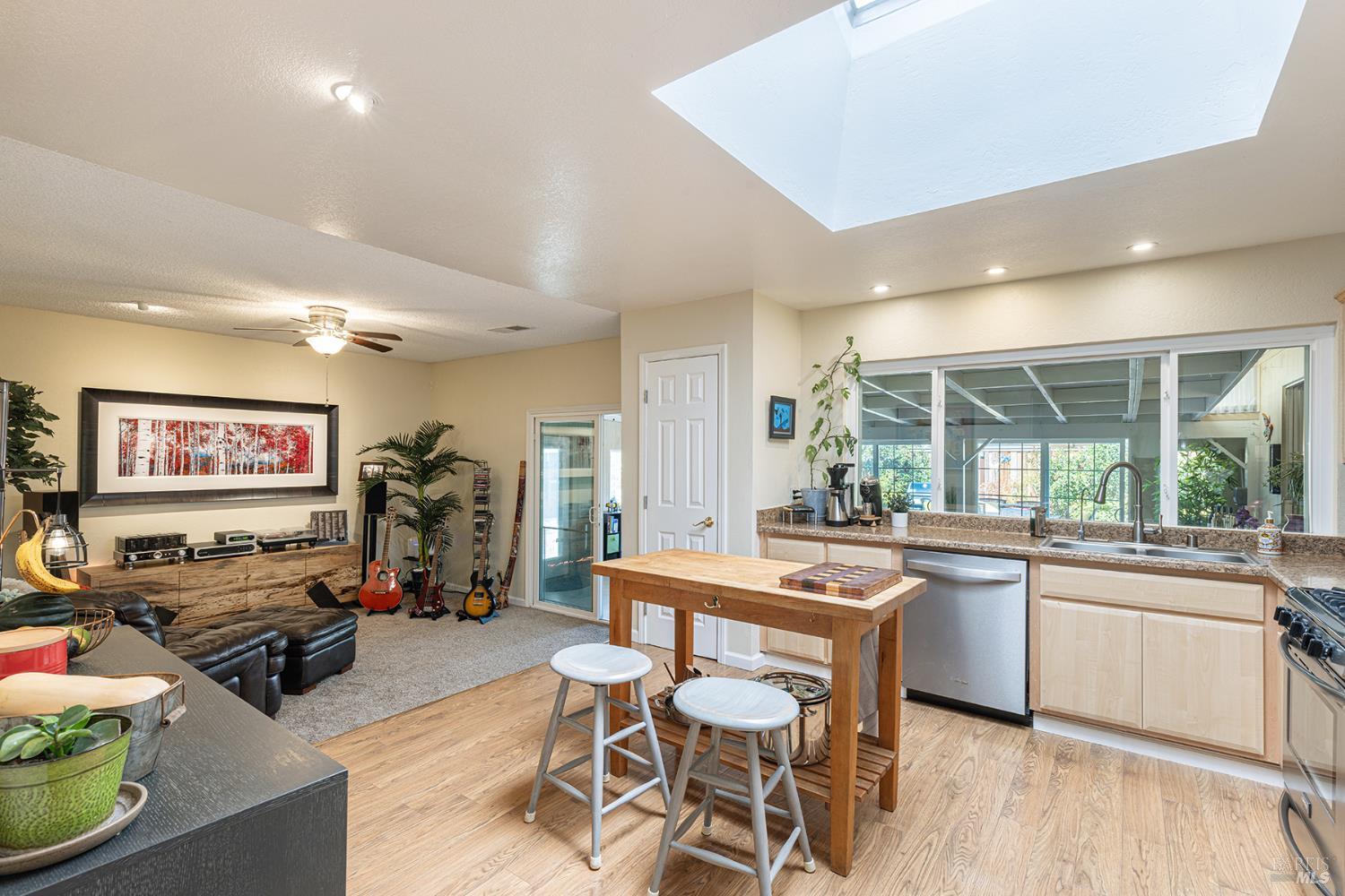 Detail Gallery Image 12 of 50 For 1627 Juliet Dr, Petaluma,  CA 94954 - 3 Beds | 2 Baths