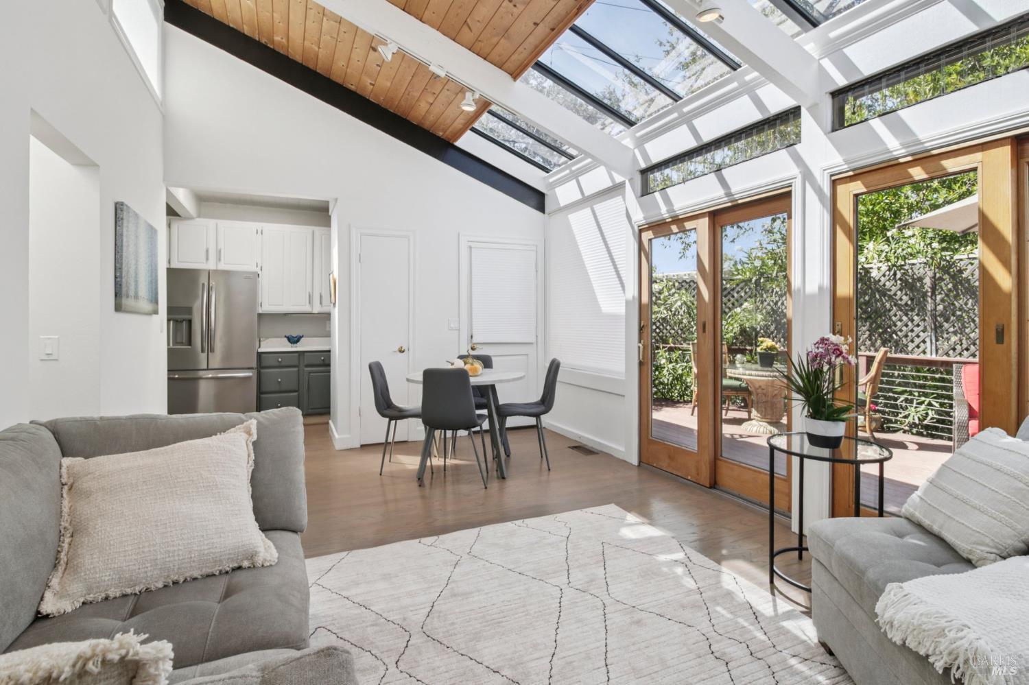 Detail Gallery Image 2 of 18 For 60 Crest Ave, San Anselmo,  CA 94960 - 3 Beds | 2/1 Baths