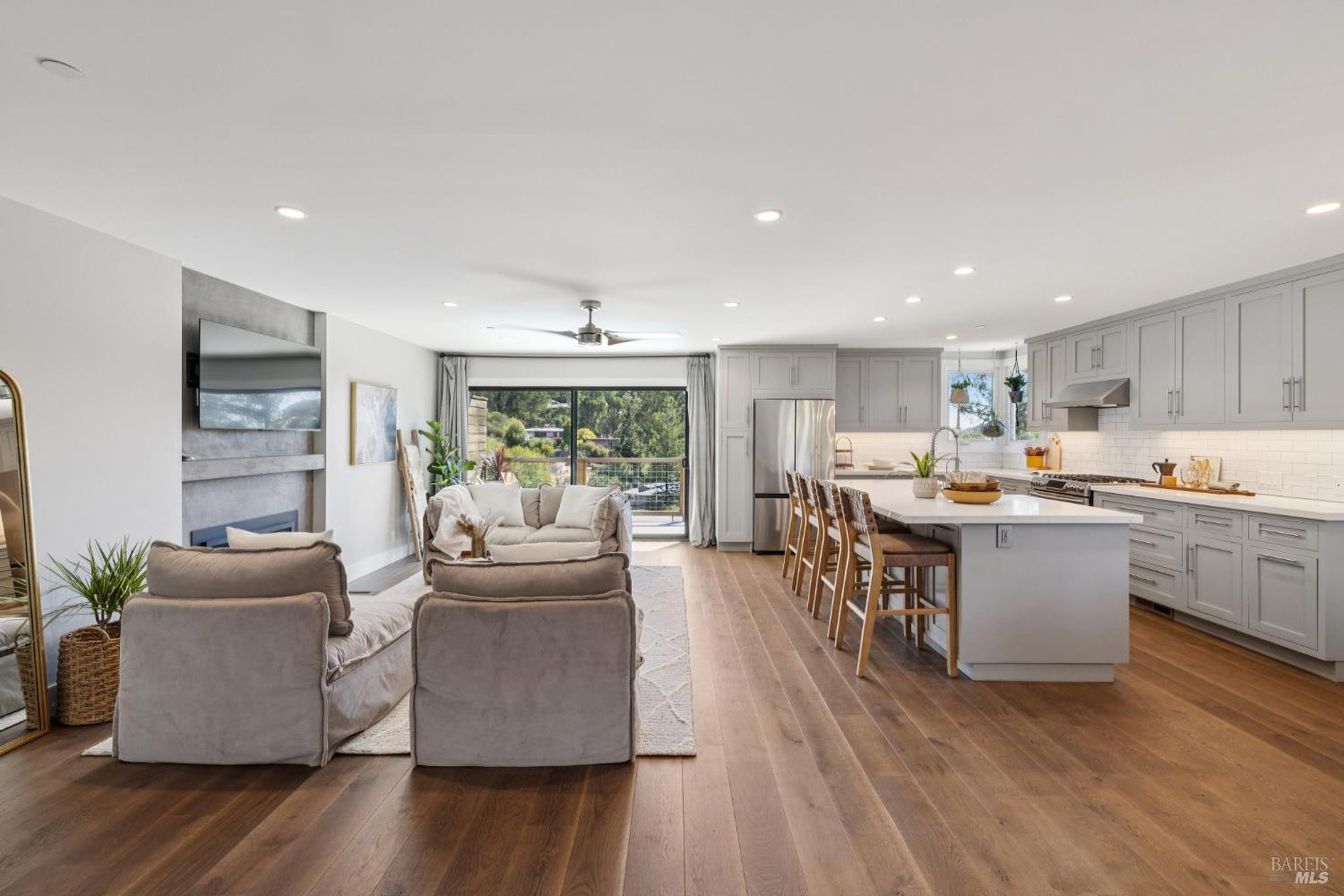 Detail Gallery Image 23 of 91 For 34 Broadview Dr, San Rafael,  CA 94901 - 4 Beds | 4 Baths