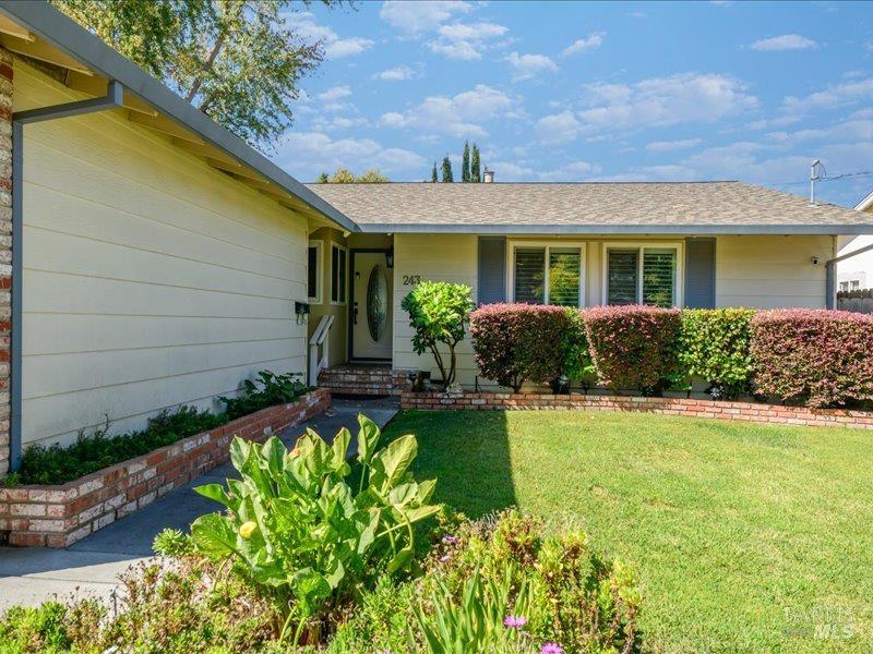 Detail Gallery Image 3 of 25 For 2431 Norton St, Napa,  CA 94558 - 3 Beds | 2 Baths