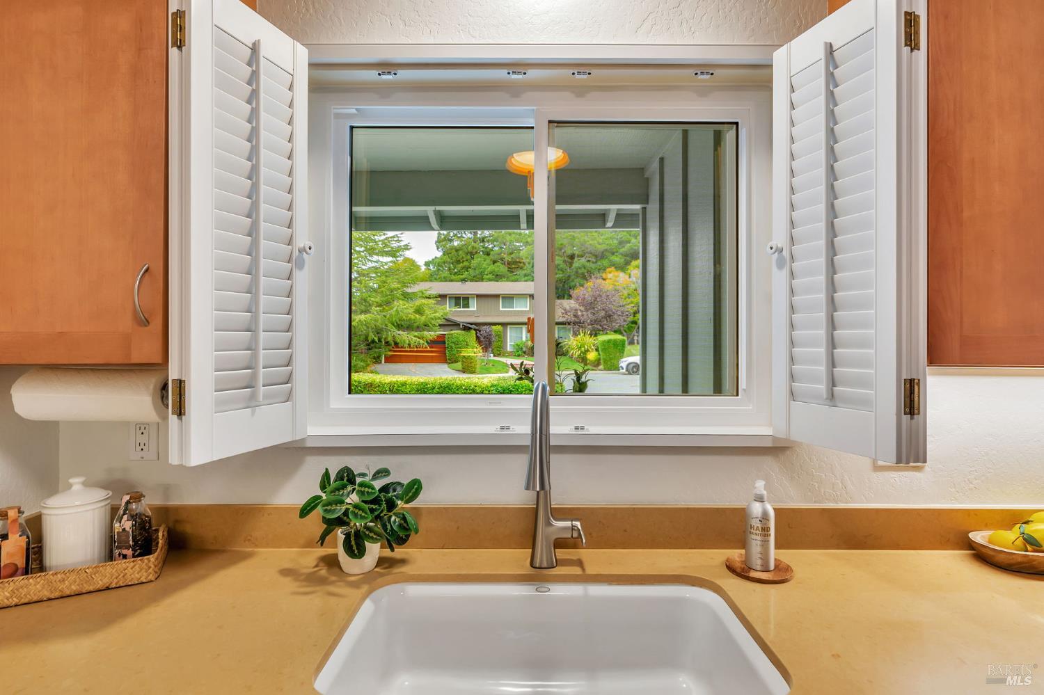 Detail Gallery Image 7 of 41 For 8 Riviera Pl, San Rafael,  CA 94901 - 3 Beds | 2 Baths
