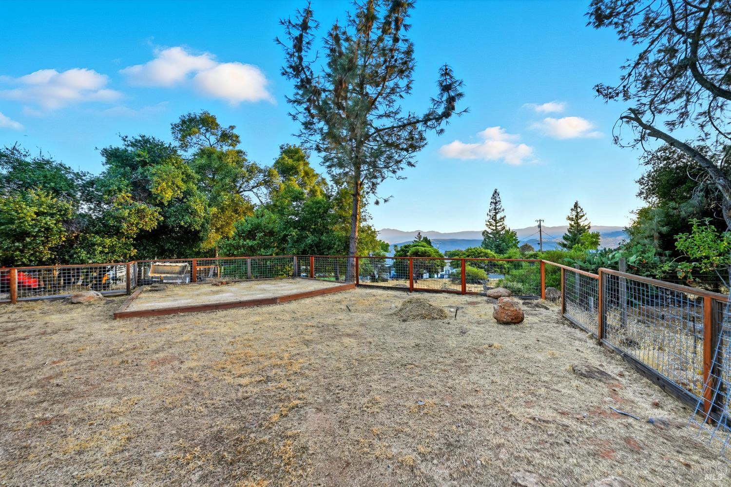 Detail Gallery Image 10 of 42 For 19231 Ravenhill Rd, Hidden Valley Lake,  CA 95467 - 3 Beds | 2 Baths