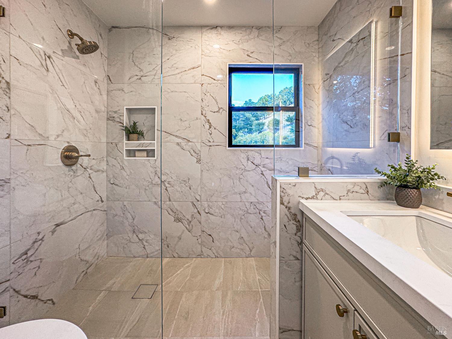 Detail Gallery Image 27 of 41 For 284 Blackstone Dr, San Rafael,  CA 94903 - 4 Beds | 3 Baths