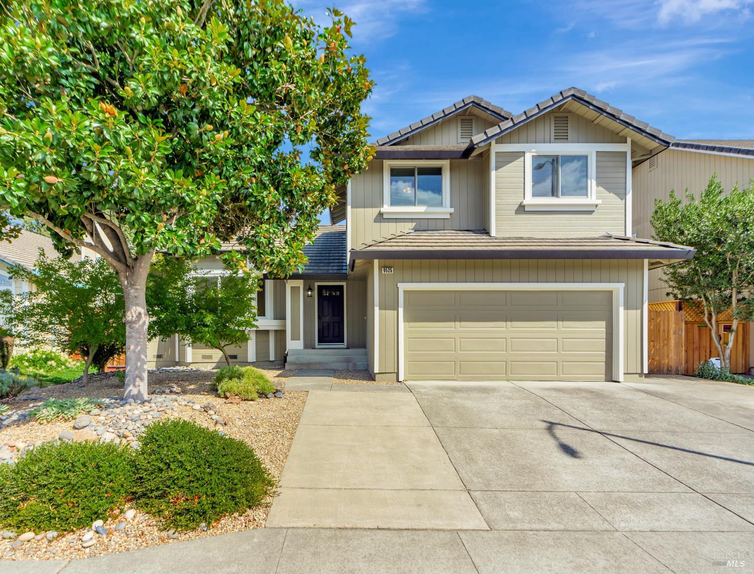 Detail Gallery Image 2 of 36 For 9525 Camelot Dr, Windsor,  CA 95492 - 4 Beds | 2/1 Baths