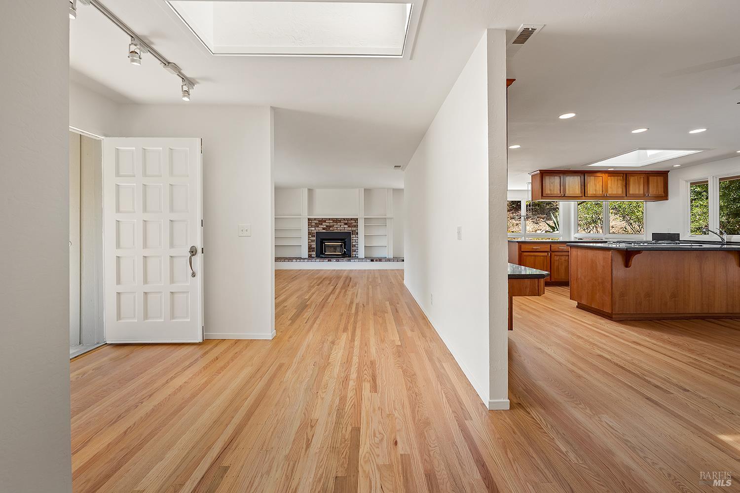 Detail Gallery Image 6 of 40 For 35 Salvador Way, San Rafael,  CA 94903 - 3 Beds | 3 Baths