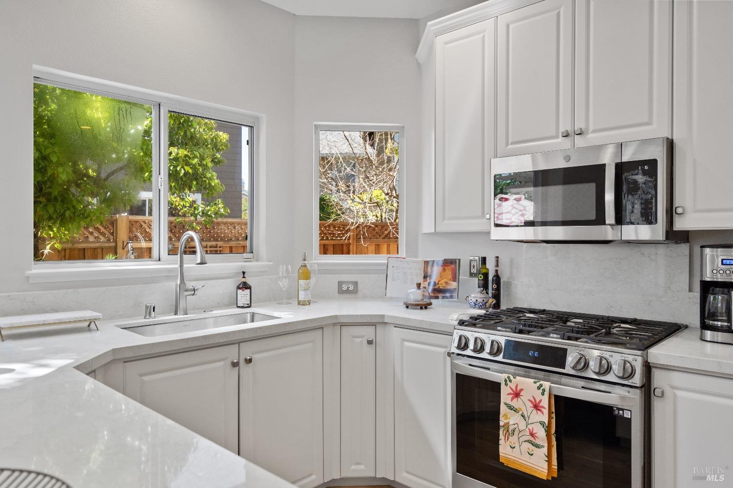 Detail Gallery Image 11 of 54 For 55 Dowitcher Way, San Rafael,  CA 94901 - 3 Beds | 2/1 Baths