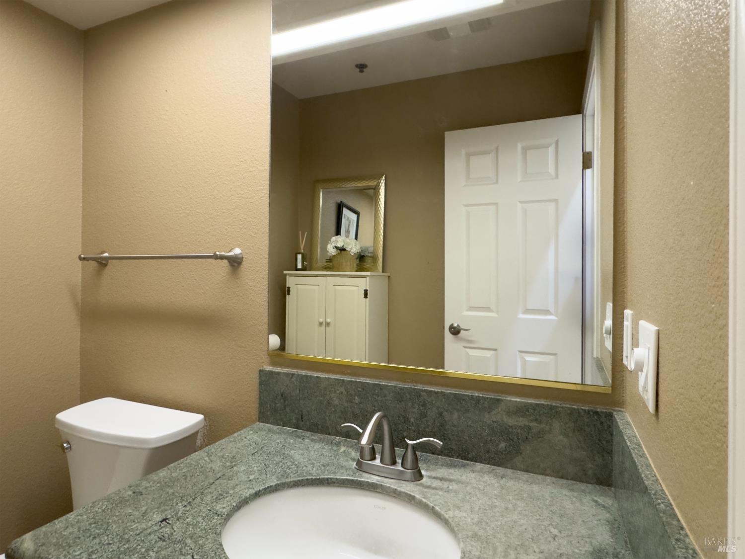 Detail Gallery Image 17 of 40 For 2003 Stonefield Ln, Santa Rosa,  CA 95403 - 2 Beds | 2/1 Baths