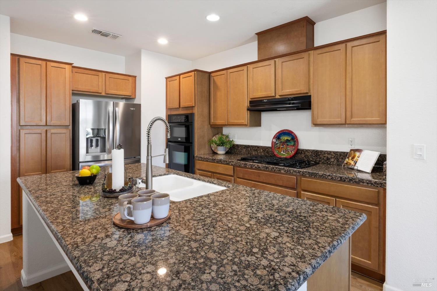 Detail Gallery Image 5 of 44 For 3091 Red Maple Ct, Vacaville,  CA 95687 - 2 Beds | 2 Baths