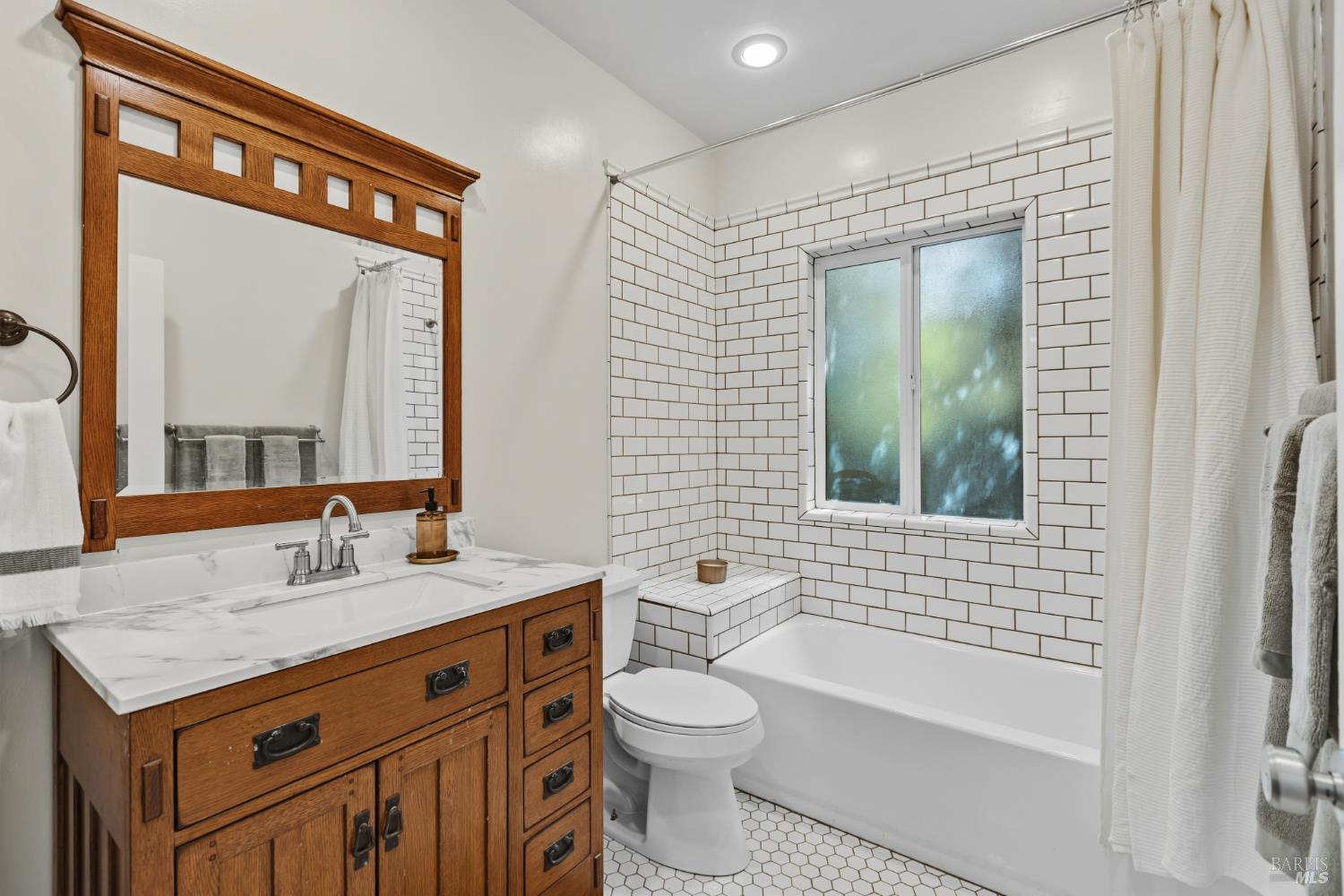 Detail Gallery Image 8 of 33 For 19 Roberts Ave, San Rafael,  CA 94901 - 3 Beds | 2 Baths