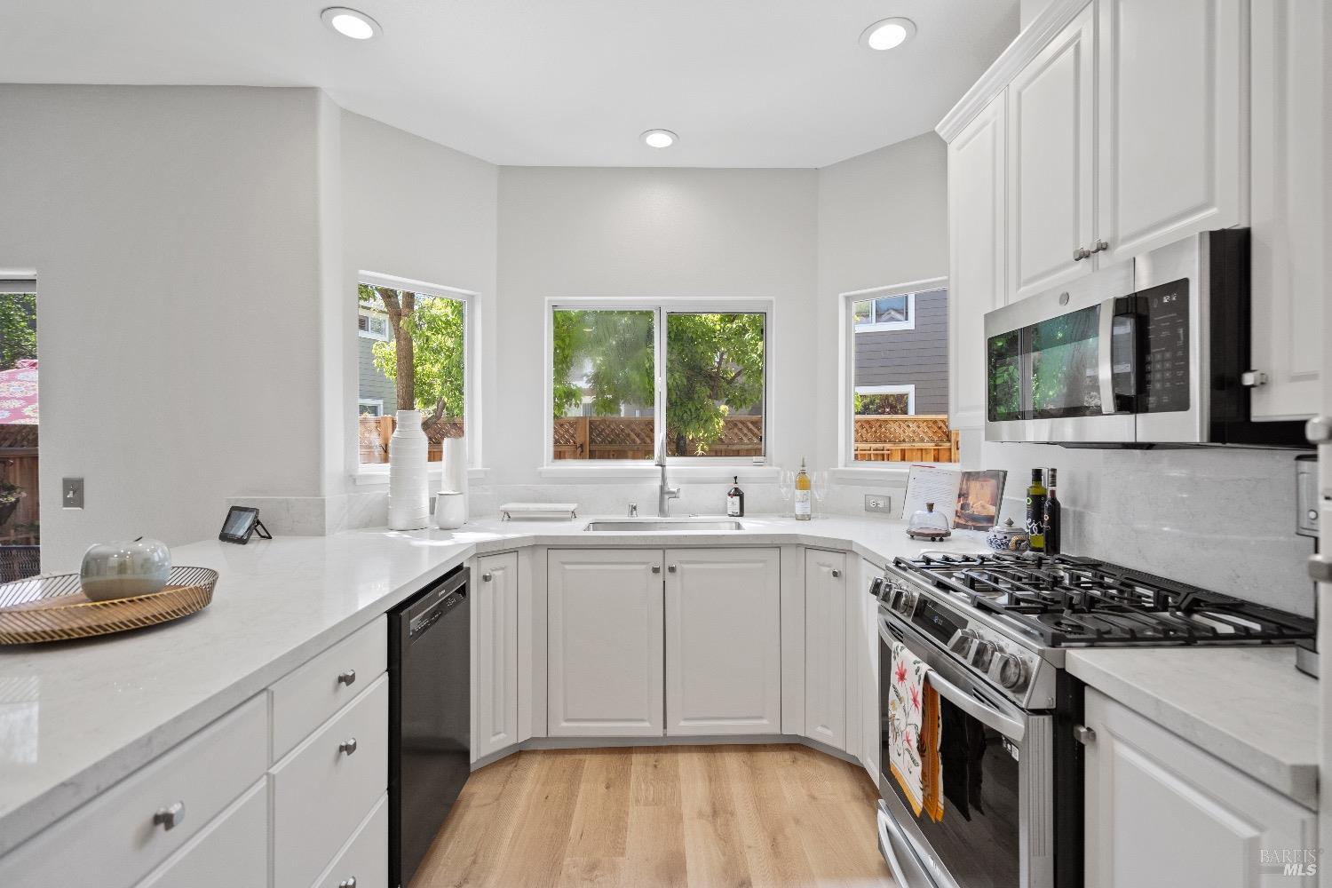 Detail Gallery Image 14 of 54 For 55 Dowitcher Way, San Rafael,  CA 94901 - 3 Beds | 2/1 Baths