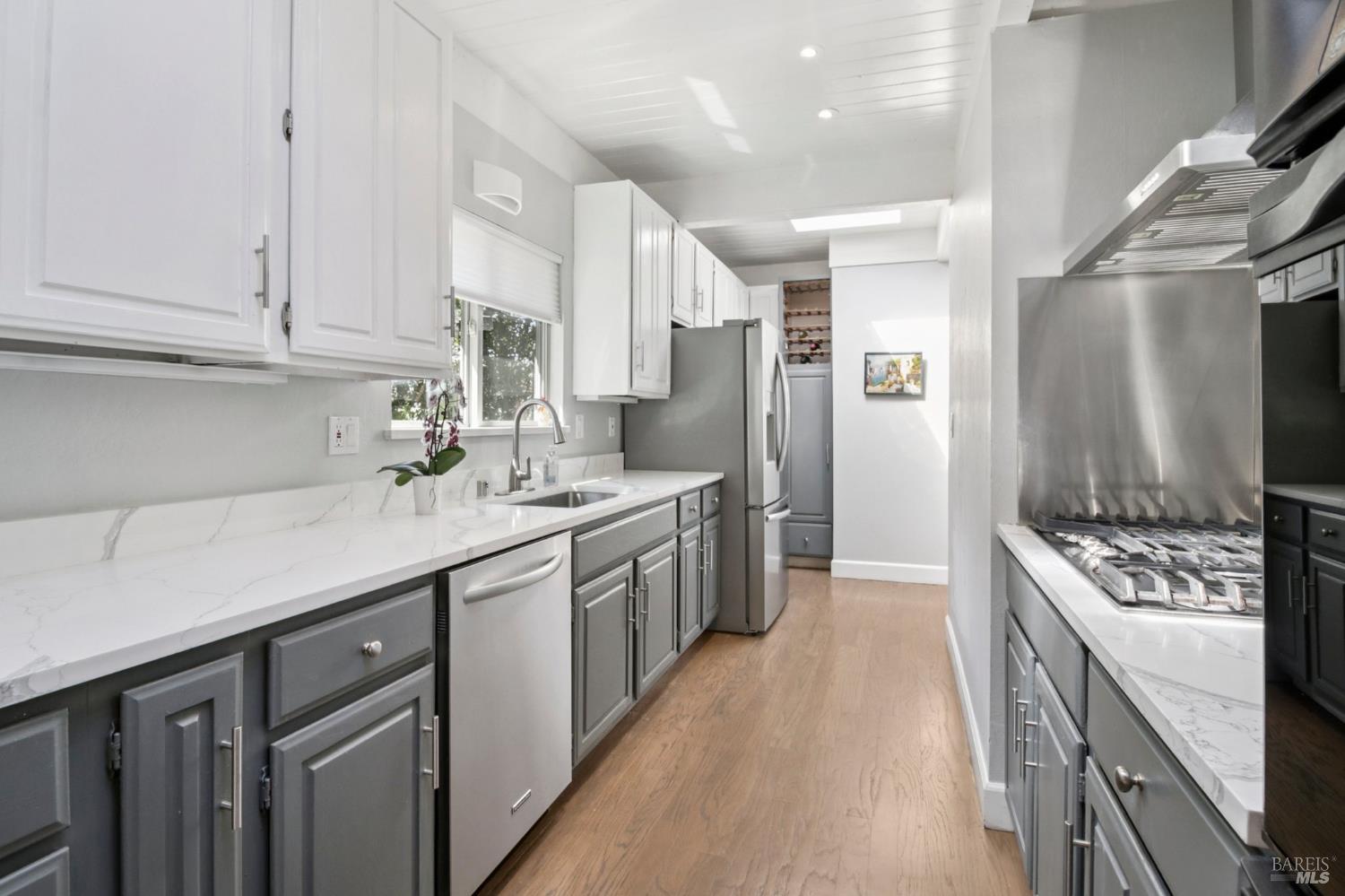 Detail Gallery Image 3 of 18 For 60 Crest Ave, San Anselmo,  CA 94960 - 3 Beds | 2/1 Baths