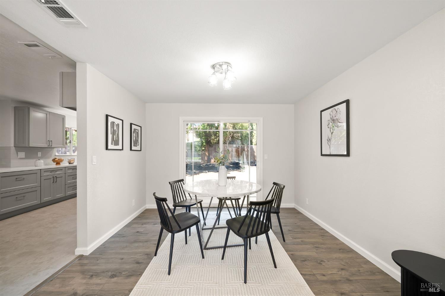 Detail Gallery Image 11 of 41 For 2921 Willow Ct, Fairfield,  CA 94533 - 3 Beds | 3 Baths