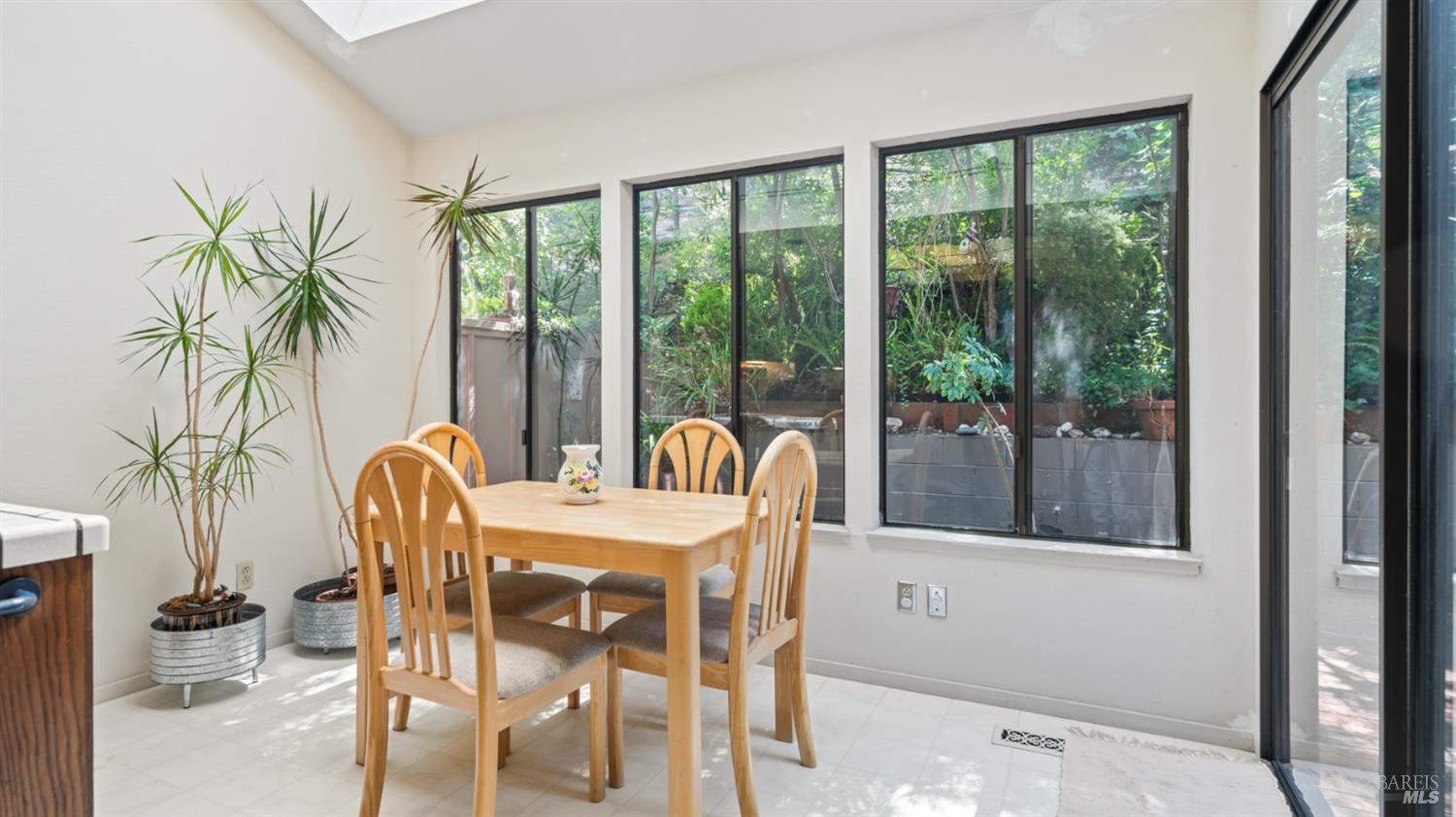Detail Gallery Image 13 of 41 For 16 Elegant Tern Rd, Novato,  CA 94949 - 3 Beds | 2/1 Baths