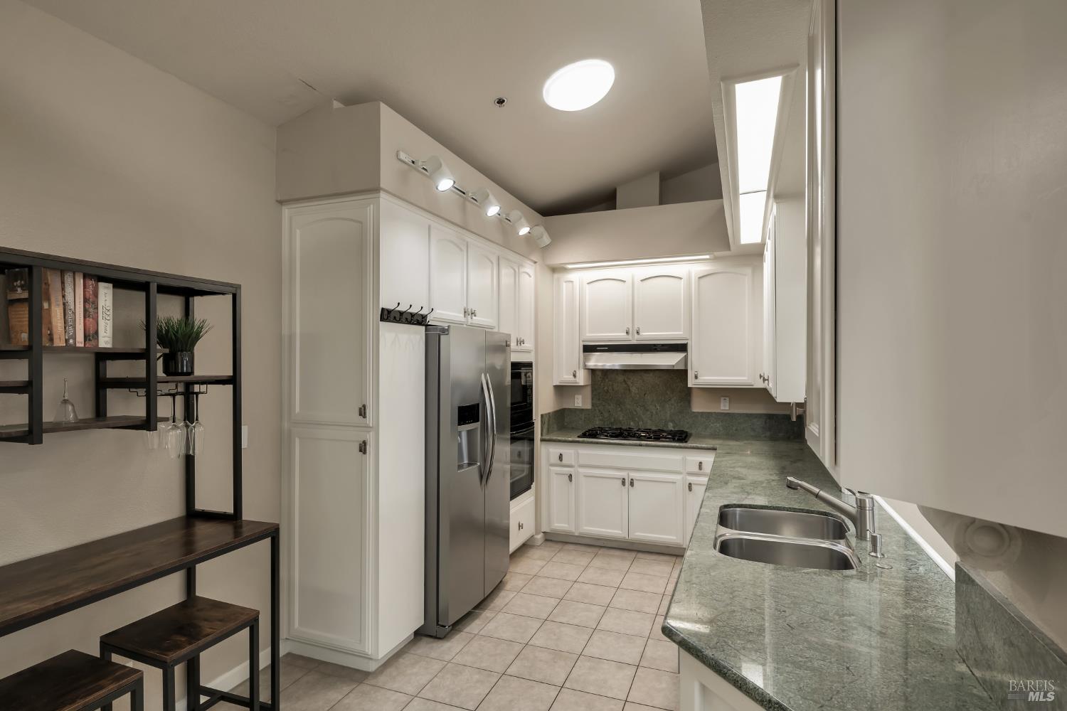 Detail Gallery Image 6 of 40 For 2003 Stonefield Ln, Santa Rosa,  CA 95403 - 2 Beds | 2/1 Baths