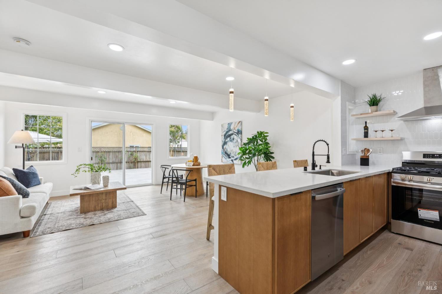 Detail Gallery Image 8 of 32 For 29 Alta Dr, Petaluma,  CA 94954 - 4 Beds | 2/1 Baths